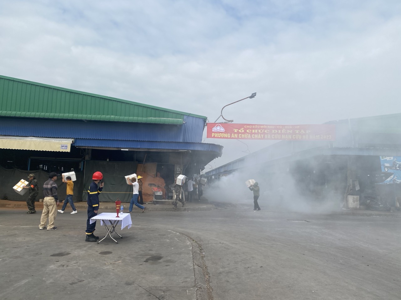 Công an quận Hồng Bàng: Phối hợp thực tập Phương án chữa cháy và cứu nạn, cứu hộ tại Chợ đầu mối rau, củ, quả Hải Phòng